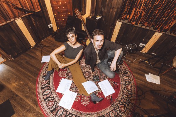  Nata y Stgo. papeles en el suelo 2_Foto Elizabeth González  - Santiago Valenzuela.jpg