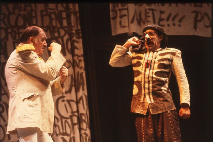 La Mekka/ Autor: Enrique Lihn/ Compañía: Teatro Imagen/ Dirección: Gustavo Meza/ Sala: Teatro Camilo Henríquez/ 1985. En escena: Tennyson Ferrada y Hugo Medina/ Fotografía: Jorge Brantmayer. Fuente: Archivo de la Escena Teatral UC.